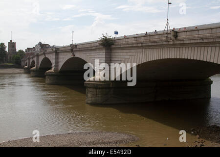 London, UK. 20. Juli 2014. Putney Bridge ist geschlossen, für drei Monate für den Verkehr für Fußgänger erwarten, für Major funktioniert und Credit repariert: Amer Ghazzal/Alamy Live-Nachrichten Stockfoto