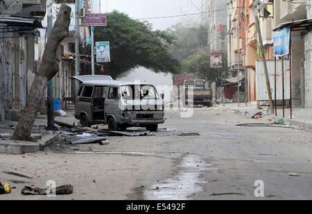 Gaza, Palästinensische Gebiete. 20. Juli 2014. Ein Blick auf Zerstörung für van und Straße im Viertel Al Shejaiyaa im Osten von Gaza-Stadt an der Grenze zwischen Israel und Gaza-Stadt am 20. Juli 2014. Zig Tausende von Palästinensern in der Bereich, der in unmittelbarer Nähe verließen ihre Häuser in den letzten Tagen, Schutz von einem israelischen Bodeninvasion zu suchen. Israel drängte seine Bodenoffensive in südlichen Gazastreifen Credit: ZUMA Press, Inc./Alamy Live News Stockfoto