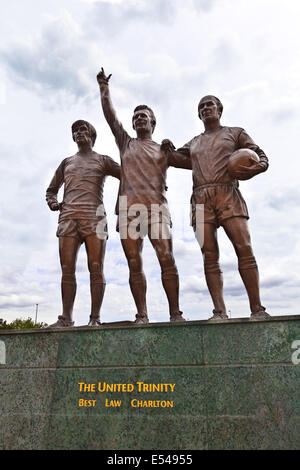 Die Statue "The United Dreifaltigkeit" von Bobby Charlton, George Best und Denis Law in der Nähe von Manchester United Stadion in Old Trafford. Stockfoto