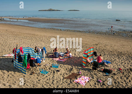 England, Wales, Gwynedd, Lleyn Halbinsel, Aberdaron, Urlaub Familien am Strand in der Sonne Stockfoto