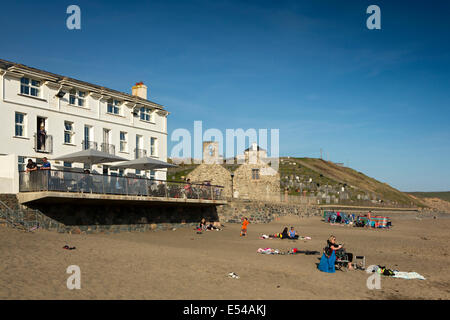 England, Wales, Gwynedd, Lleyn Halbinsel, Aberdaron, Familien am Strand unten St Hywyn Kirche und Ty Newydd Stockfoto