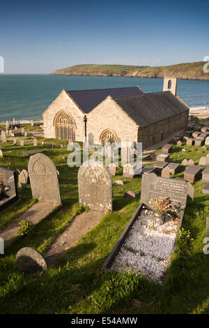 Großbritannien, Wales, Gwynedd, Lleyn-Halbinsel, Aberdaron, St Hywyn Kirche und Friedhof, über die Bucht von Aberdaron Stockfoto