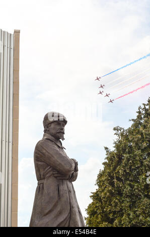 Red Arrows und Samuel F Cody Statue, Farnborough Airshow 2014 Credit: Nick Lewis Fotografie/Alamy Live News Stockfoto