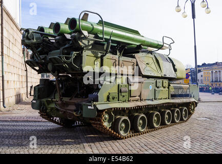 Plattform-Fahrzeug von der Boden-Luft-Raketen-System Buk-M1 mit seiner vierfachen Launcher, hier in einer Parade der finnischen Armee. Stockfoto