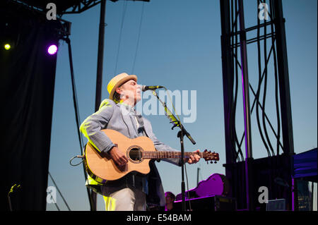 John Hiatt, Rock-Gitarrist, Pianist, Sänger und Songwriter, beim Lowdown Hudson Blues Festival in Manhattan. Stockfoto