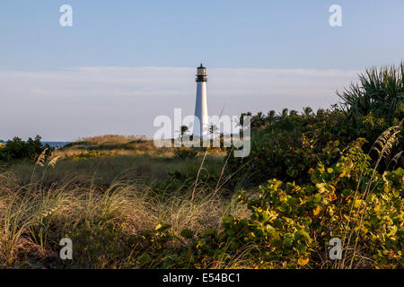 Der Strand am historischen Cape Florida Lighthouse befindet sich in Bill Baggs Cape Florida State Park in Key Biscayne, Miami, Florida, USA. Stockfoto