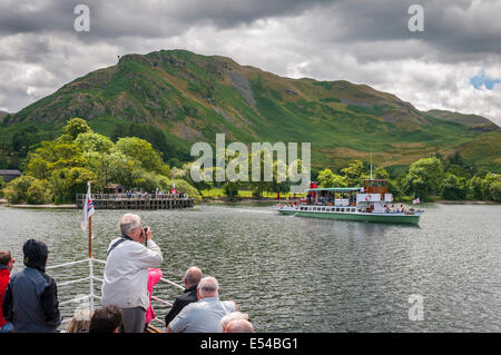 Ullswater Cumbria Nordwestengland. Der Dampfer Raven am Howtown. Stockfoto