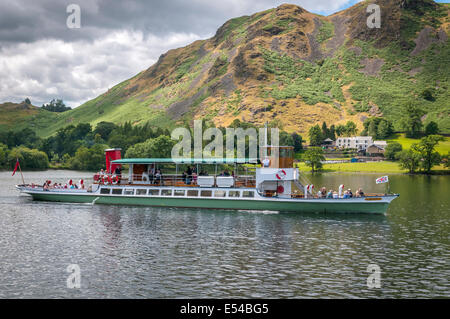 Ullswater Cumbria Nordwestengland. Der Dampfer Raven am Howtown. Stockfoto