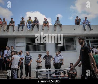 Gaza. 20. Juli 2014. Palästinenser sitzen in der Nähe der Leichenhalle Shifa Hospital, warten weitere Leichen aus der Nachbarschaft Shijaiyah, östlich von Gaza-Stadt, nach Israel seine Bodenoffensive im Gazastreifen erweitert und das palästinensische Ministerium sagte Gesundheit bin ich die Zahl der Toten stieg auf 60 in den Schlachten zwischen den Widerstand und die israelischen Streitkräfte an der östlichen Grenze von Gaza-Stadt. Bildnachweis: Ibrahim Khader/Pacific Press/Alamy Live-Nachrichten Stockfoto