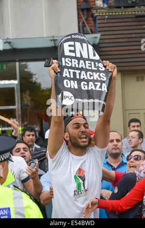 Knightsbridge, London, UK. 20. Juli 2014. Die palästinensischen Fans schreien und Banner gegenüber der israelischen Botschaft Kredit zu halten: Matthew Chattle/Alamy Live News Stockfoto