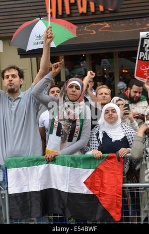 Knightsbridge, London, UK. 20. Juli 2014. Die palästinensischen Fans schreien und Banner gegenüber der israelischen Botschaft Kredit zu halten: Matthew Chattle/Alamy Live News Stockfoto