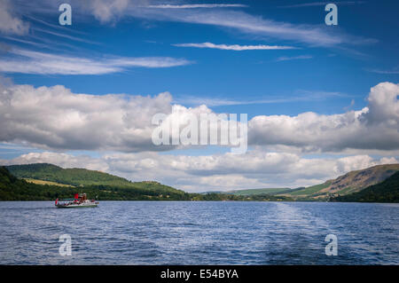 Ein Ullswater Dampfer auf dem See in Nordwestengland Cumbria. Stockfoto