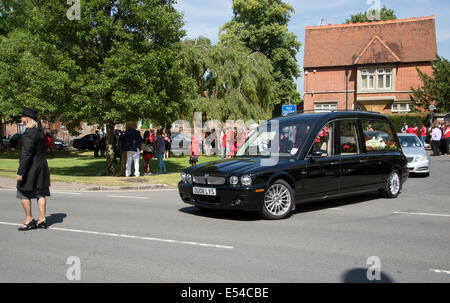 Jaguar-Leichenwagen tragen einen roten und weißen farbigen Sarg in einer Beerdigung Parade in Marlow Buckinghamshire England UK Stockfoto