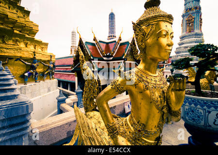 Die Statue eines Kinnara. Wat Phra Kaew oder Tempel des Smaragd-Buddha.  Grand Palace. Bangkok, Thailand, Asien. Stockfoto