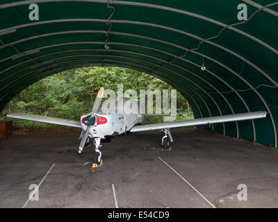 Ein Leichtflugzeug verdeckt in einem vorgefertigten hangar Stockfoto