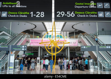 Skulptur-Wendepunkt von Isabel Nolan im Terminal 2 am Flughafen Dublin, Irland. Stockfoto