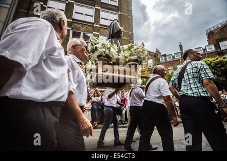 Jährliche Prozession der Madonna del Carmine (Unsere Liebe Frau vom Berge Karmel) Britischer Italiener außerhalb Italienisch St. Peter's Kirche in Clerkenwell, 2014, London, UK. Stockfoto