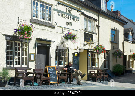 Ältere Menschen genießen ein Bier außerhalb der Wheatsheaf Inn, Ludlow, Shropshire, England UK Stockfoto