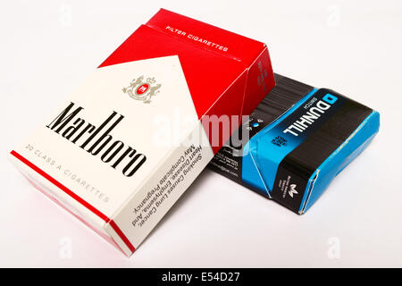 Pakete von Marlboro und Dunhill Zigaretten Stockfoto