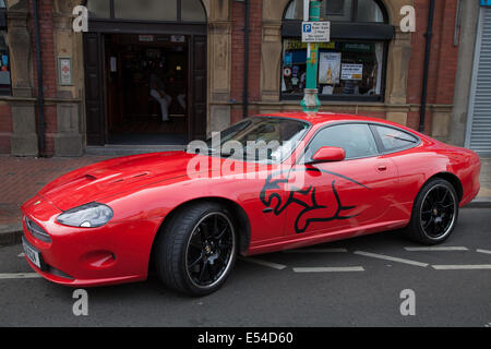 Fleetwood, Lancashire, 20. Juli 2014. Red Jaguar Roadster beim Fleetwood Festival of Transport. Diese Veranstaltung fand zum ersten Mal am 14. Juli 1985 statt und ist seitdem zu einer Fleetwood-Institution geworden, mit einer Parade, Straßentheatershows, Vogelscheuchen und Workshops im Stadtzentrum. Zu den Attraktionen gehörten Classic Cars, Fahrzeuge aller Art, Größen und Beschreibungen. Letztes Jahr kamen 70,000 Besucher nach Fleetwood für diesen herrlichen Familienspaßtag. Stockfoto