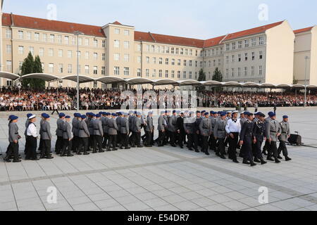 Berlin, Deutschland. 20. Juli 2014. Deutsche Bundeswehr-Soldaten bereitstellen, um den Eid der Treue während der feierlichen Vereidigung im Bendlerblock in Berlin, Deutschland, 20. Juli 2014. Deutsche Bundeswehr-Rekruten nehmen traditionell den Eid der Treue am historischen Ort am 20. Juli, die dieses Jahr begehen wir den 70. Jahrestag des gescheiterten Ermordung von Nazi-Führer Adolf Hitler durch eine Gruppe von Offizieren der Wehrmacht unter der Leitung von Oberst Claus von Stauffenberg. Foto: WOLFGANG KUMM/Dpa/Alamy Live News Stockfoto