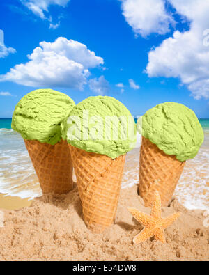 Drei Minze Eistüten in den Sand am Strand Stockfoto