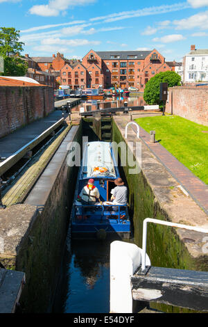 Ein Grachtenboot in eine Sperre bei Stourport am Severn Kanal-Becken, Worcestershire, England, UK. Stockfoto