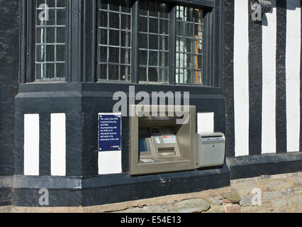 ATM im Fachwerkbau, Ludlow, Shropshire, England UK Stockfoto