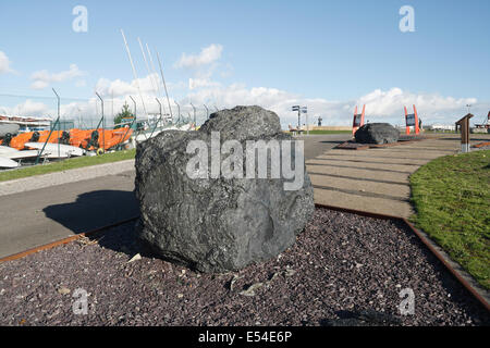 Ein großer Kohleblock, der im Cardiff Bay Barrage Wales ausgestellt ist, eine Feier des Kohlebergbaus Stockfoto