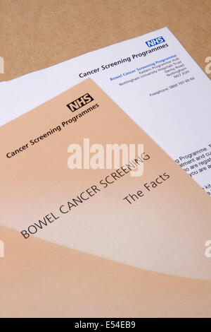 NHS UK Darmkrebsvorsorge Benachrichtigung Brief plus Informationen Programmheft Stockfoto