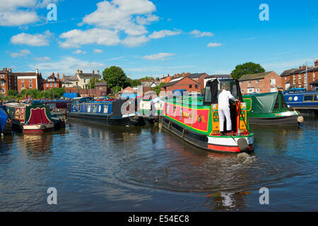 Ein Grachtenboot wird festgemacht an Stourport am Severn Kanal-Becken, Worcestershire, England, UK. Stockfoto