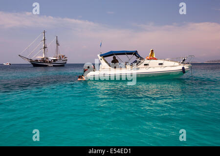 Boote vor Anker in einer geschützten Bucht in Inseln vor Sivota in Griechenland. Stockfoto