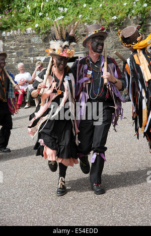 Morris Tänzer mit geschwärzten Gesichtern tanzen auf dem Pier in Ilfracombe Devon UK Stockfoto