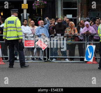 London, UK. 20. Juli 2014. Muslime halten verbrannten israelische Flagge am Zähler Protest. Protest-Kundgebung statt von Israelis in London, "Ja zum Frieden, Nein zur Terror", organisiert von der zionistischen Föderation Kredit: Rachel Megawhat/Alamy Live News Stockfoto