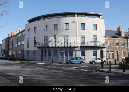 Ehemaliges Royal Hotel an der Straßenecke in Penarth Wales, Großbritannien, in Wohnungen umgewandelt Stockfoto