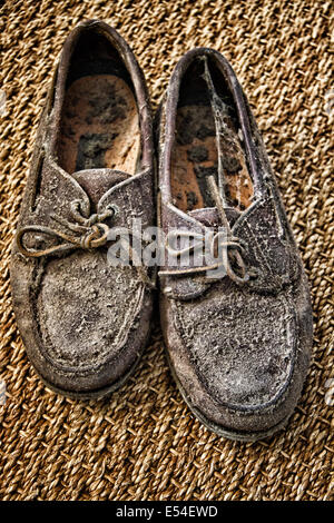 Koppeln von alten Lederschuhe in Staub und Spinnweben bedeckt Stockfoto