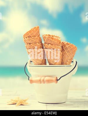 Leere Eiscreme Waffel Kegel mit Strand Unschärfe Hintergrund - Vintage-Ton hinzugefügt Stockfoto