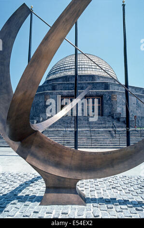 Eine Cast Bronze Kunstwerk der Bogensehne Sonnenuhren des englischen Bildhauers Henry Moore umrahmt den Eingang zum berühmten Adler Planetarium in Chicago, Illinois, USA. Stockfoto