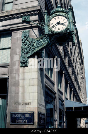 Diese Wahrzeichen Uhr auf Landes- und Washington Street markiert das berühmte Kaufhaus Marshall Field, jetzt ein Macy's, in der Innenstadt von Chicago, Illinois, USA. Stockfoto