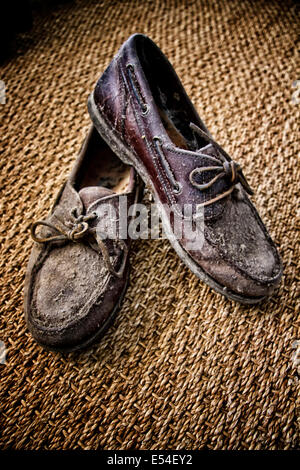 Koppeln von alten Lederschuhe in Staub und Spinnweben bedeckt Stockfoto