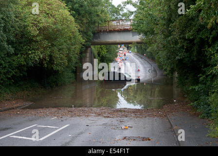 Shotgate, Wickford, Essex, Großbritannien. Juli 2014 20. Wetter: Nach schweren Flash ein Fahrzeug Überschwemmungen Klemmt In der Flut Wasser unter eine Eisenbahnbrücke. Credit: Ben Rektor/Alamy leben Nachrichten Stockfoto