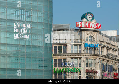 Das Logo der National Football Museum (Urbis) in Manchester auf einem klaren Himmel sonnigen Sommertag mit der Printworks hinter. Stockfoto