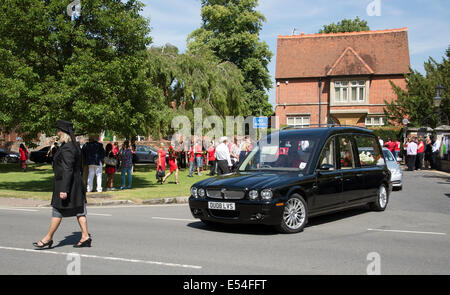 Jaguar-Leichenwagen tragen einen roten und weißen farbigen Sarg in einer Beerdigung Parade Marlow Buckinghamshire UK Stockfoto