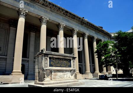 NEW HAVEN, CONNECTICUT: World War I Memorial zu gefallen Yale-Absolventen, die vor der dining Hall Viereck an der Yale University serviert Stockfoto