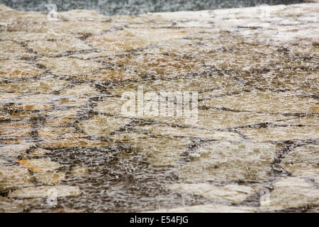 Starkregen und Hagel von einem Gewittersturm in Sivota, Griechenland. Stockfoto