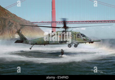 California Air National Guard Pararescue Soldaten mit dem 129. Rescue Wing springen aus einem HH - 60G Pave Hawk-Hubschrauber in den kalten Gewässern in der Nähe der Golden Gate Bridge 14. Juli 2000 in San Francisco, Kalifornien. Stockfoto