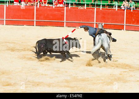 MADRID, Spanien - 10 SEPTEMBER: Stierkämpfer zu Pferd, Stierkampf. 10. September 2010 in Madrid (Spanien) Stockfoto