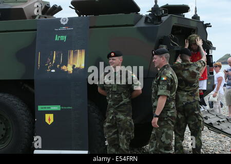 Bray, County Wicklow, Irland. 20. Juli 2014. Bild aus der irischen Armee und Marine öffentlichen Fahrzeug-Ausstellung während der Bray Air Display in Bray, County Wicklow, Ireland. Air-Show-Event ist Teil des Festivals Bray Sommerfest. Bildnachweis: Brendan Donnelly/Alamy Live-Nachrichten Stockfoto