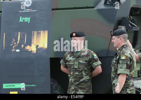 Bray, County Wicklow, Irland. 20. Juli 2014. Bild aus der irischen Armee und Marine öffentlichen Fahrzeug-Ausstellung während der Bray Air Display in Bray, County Wicklow, Ireland. Air-Show-Event ist Teil des Festivals Bray Sommerfest. Bildnachweis: Brendan Donnelly/Alamy Live-Nachrichten Stockfoto