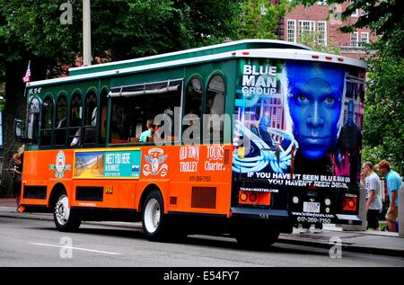 BOSTON, MASSACHUSETTS: Old Town Trolleybus stoppt, um Fahrgäste auf der Beacon Street Stockfoto